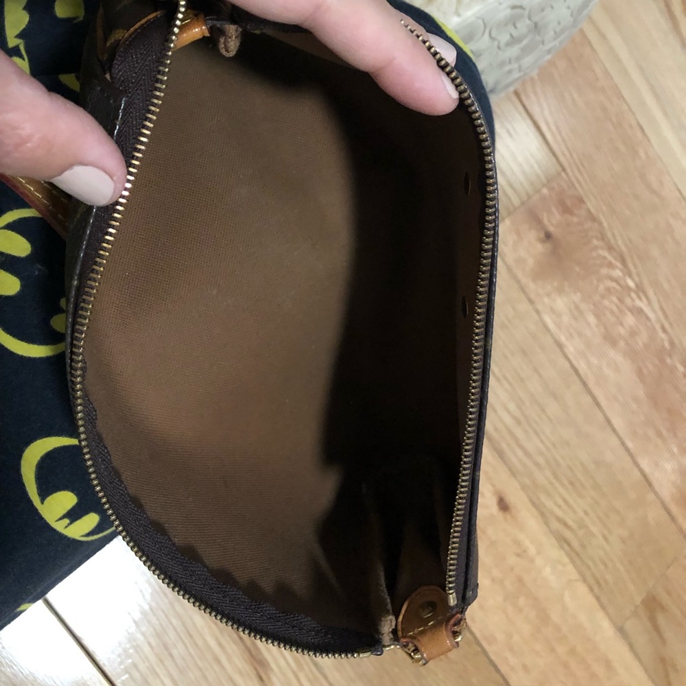 Authentic iconic Louis Vuitton crossbody bag - Picture 8 of 8